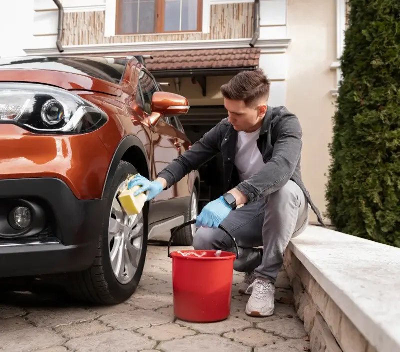 Lavage auto à domicile Le Breuil-sur-Couze : professionnel intervenant sur un véhicule